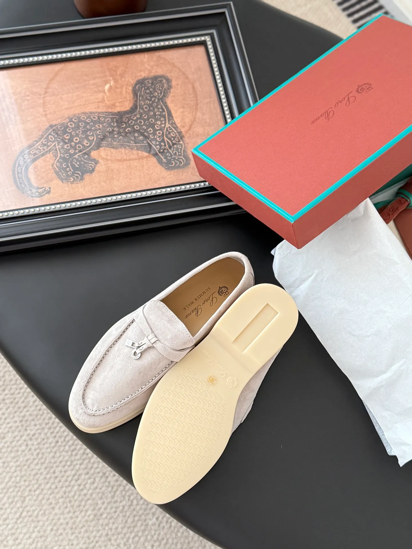 👟👟Ex-factory price 480👟👟 Top-quality double-layered genuine leather loafers. The quality is authentic. LP only sells high-end versions. Summer walk only has O pairs and countless pairs. The aesthetics and choice of shoes are also a kind of self-expression. Loro captures me with the comfort of walking on clouds. It adapts to the comfortable and relaxed state of wearing on weekdays, allowing i people to shuttle freely in relaxation and leisure. Double-layer leather on the upper, sheepskin lining Original outsole Size: 35-44